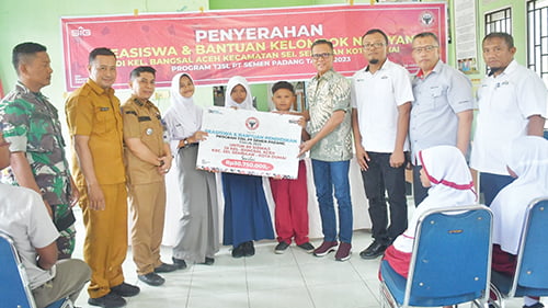 Semen Padang Serahkan Bantuan Alat Tangkap Ikan dan Beasiswa Rp140 Juta di Dumai 1 BEASISWA PENDIDIKAN— Direktur Operasi PT Semen Padang Indrieffouny Indra menyerahkan secara simbolis beasiswa dan bantuan pendidikan untuk pelajar di Dumai, Senin (25/9).