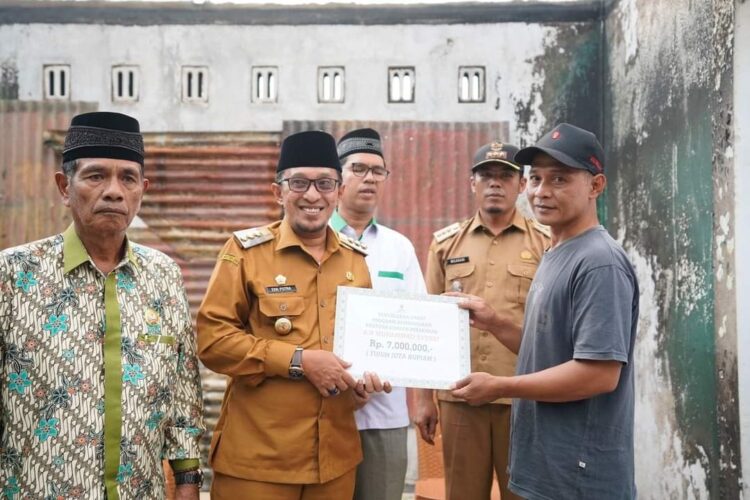 Masyarakat Diajak Salurkan Zakat Melalui Baznas 1 BANTUAN KORBAN KEBAKARAN— Bupati Tanahdatar Eka Putra serahkan bantuan untuk korban kebakaran.