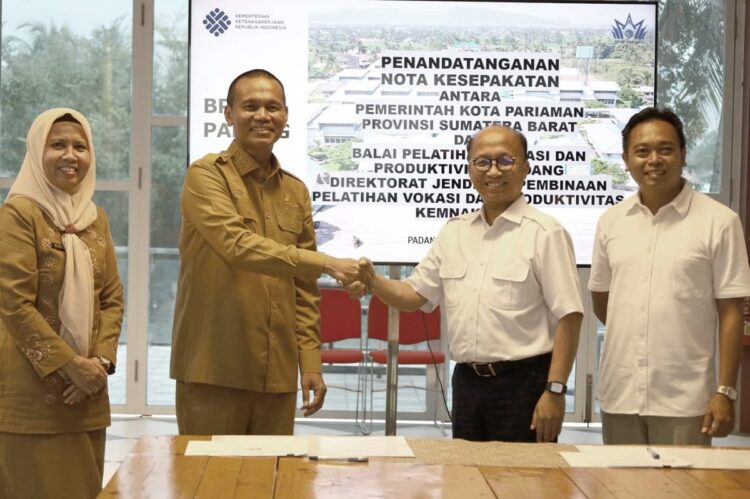 KERJA SAMA— Wako Pariaman H Genius Umar, usai  menekan MoU dengan Balai Pelatihan Vokasi dan Produktivitas (BPVP) Padang Dirjen Pembinaan Pelatihan Vokasi dan Produktifitas (PPVP) Kemenaker RI, di Kantor BPVP Dirjen Kemenaker RI, Kota Padang.
