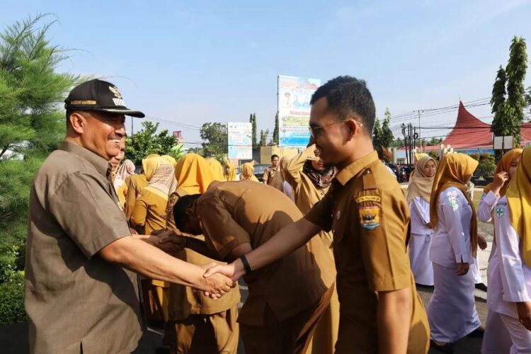 Sidak Kantor Camat, Mardison Mahyuddin Minta Berikan Pelayanan Terbaik 1 SIDAK— Wawako Pariaman Mardison Mahyuddin menyalami ASN saat melakukan sidak di kantor Camat Pariaman Selatan.