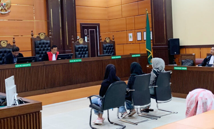JALANI SIDANG—Tiga wanita yang cekoki miras ke kucing jalani sidang tipiring di Pengadilan Negeri Padang.
