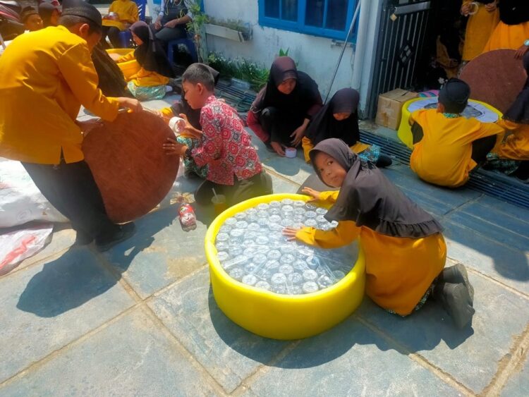 Diharapkan jadi Pelaku Wirausaha, Siswa Dibekali Pengetahuan Keterampilan Bermanfaat 1 PELATIHAN KETERAMPILAN— Sejumlah siswi saat mengikuti pelatihan keterampilan bermanfaat dengan harapan jadi wirausaha.