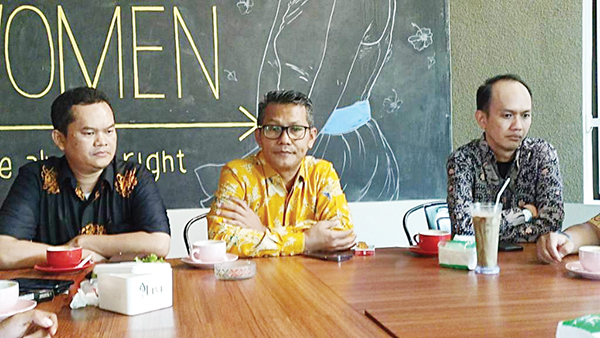 Stafsus Kemenperin Dorong Pemprov, Kabupaten dan Kota Ajukan KRW Perindustrian 1 WILAYAH INDUSTRI— Staf Khusus (Stafsus) Kemenperin Republik Indonesia, Febri Hendri Antoni berbincang dengan wartawan dalam kegiatan coffee morning, Rabu (6/9).