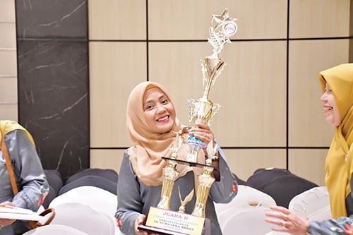 Sukses Tingkatkan Konsumsi Ikan, Forikan Agam Raih Penghargaan 1 PERLIHATKAN PIALA— Ketua Forikan Kabupaten Agam, Ny. Yenni Andri Warman memperlihatkan piala yang diraih Forikan Agam dalam perlombaan tingkat Provinsi, Selasa (26/9).