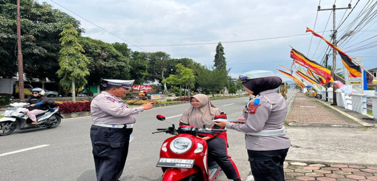 DITILANG— Polantas menilang pengendara sepeda motor yang tidak memakai helm.