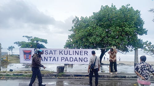 Relokasi dan Tampung PKL, Pemko Mulai Siapkan Pasar Kuliner Pantai Padang 1 RELOKASI PKL— Petugas Dinas Pariwisata sudah mulai menyiapkan lokasi baru untuk para pedagang untuk bisa tetap berjualan di Pasar Kuliner Pantai Padang.