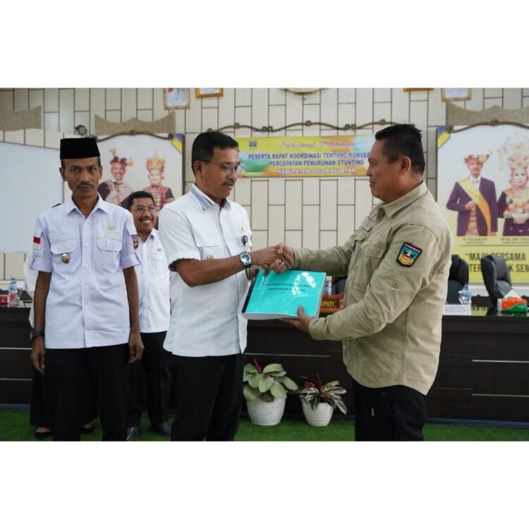 RAKOR—H Khairunas dalam Rapat Koordinasi (Rakor) Konvergensi Percepatan Penurunan Stunting Kabupaten Solok Selatan di Aula Sarantau Sasurambi, Rabu (6/9).