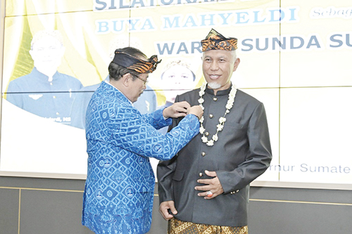 Terima Anugerah Kehormatan dari Paguyuban Warga Sunda, Gubernur Sumbar Ingatkan Jaga Kerukunan di Tahun Politik 1 GELAR KEHORMATAN— Gubernur Sumbar, Mahyeldi Ansharullah menerima anugerah gelar kehormatan “Abah Rakean” dari PB Paguyuban Pasundan Sumbar, di Auditorium Gubernuran, Sabtu (15/9).