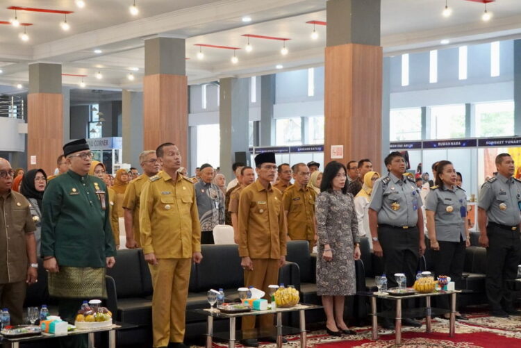 Terima Penghargaan dari Kemenkumham, Bupati Minta Seluruh OPD Bisa Menghasilkan Karya 1 PENGHARGAAN KEMENKUMHAM— Bupati Limapuluh Kota Safaruddin menyanyikan lagu Indonesia Raya saat acara penyerahan penghargaan dari Kemenkumham RI.