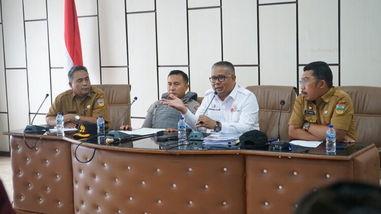 Pemkab Solsel Sambut Baik Aspirasi Aliansi Kebangkitan Alam Surambi Sungai Pagu, Jelaskan Batas Wilayah 1 BATAS WILAYAH— Sekretaris Daerah Dr. H. Syamsurizaldi, Kapolres Solok Selatan AKBP Arief Mukti S.A.S, Ketua LKAAM Solok Selatan Atilla Majidi Datuak Sibungsu dan jajaran Pemkab Solok Selatan menghadiri pertemuan dengan aliansi Kebangsaan Alam Surambi Sungai Pagu.