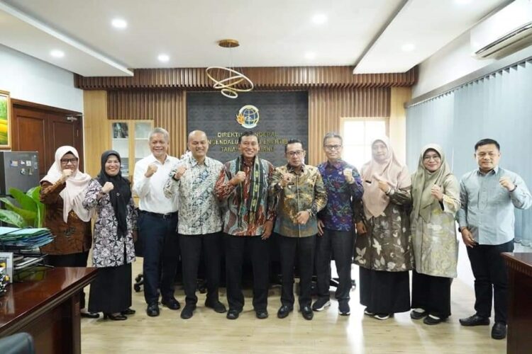 Terkait LSD, Bupati Eka Putra Audiensi ke Kementerian ATR/BPN 1 FOTO BERSAMA—Bupati Eka Putra foto bersama di Kementerian ATR/BPN, usai audiensi