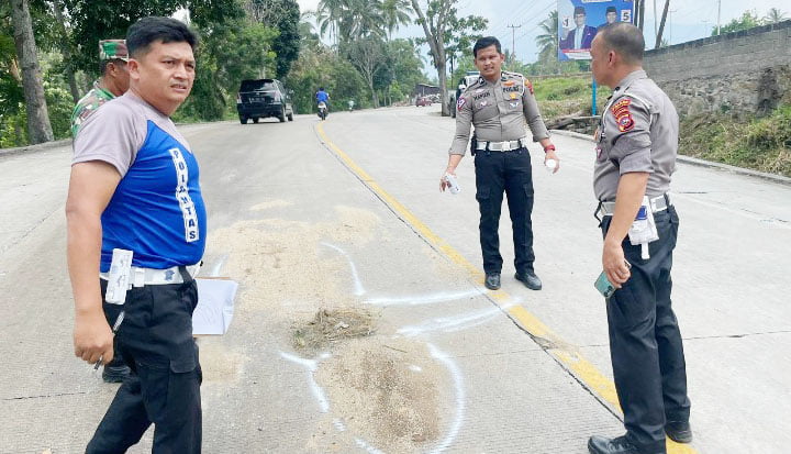 Bocah 6 Tahun Tewas Terlindas Truk Tronton, Kakaknya Luka Parah, Kaki Hancur 1 KECELAKAAN MAUT— Polisi melakukan olah TKP kecelakaan maut yang melibatkan truk tronton dan sepeda motor. Akibat kejadian itu, satu orang tewas dan satu lagi luka parah.