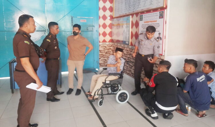 Mantan Kepala DLH Padangpariaman Dijebloskan ke Penjara, Terjerat Korupsi Lahan Tol Padang-Sicincin, Dihukum 6 Tahun dan Denda Rp 200 Juta 1 EKSEKUSI— Mantan Kepala Dinas Lingkungan Hidup (DLH) Padangpariaman, Yunisman yang duduk di kursi roda dieksekusi Kejari Pariaman ke Lapas Kelas II B Pariaman untuk menjalani hukuman 6 tahun penjara.