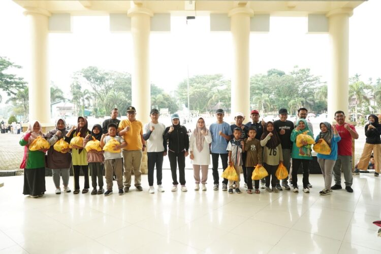 Tetap Produktif dan Bugar Melalui Gelaran CFD Solok Selatan 1 FOTO BERSAMA—Bupati Solok Selatan Khairunas foto bersama dengan peserta senam di Kantor bupati, Minggu (3/9).