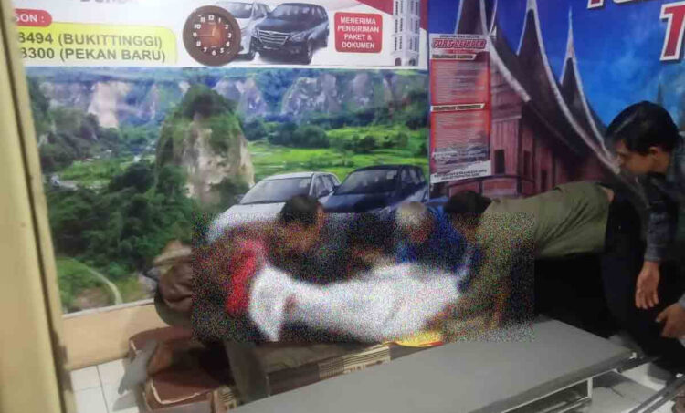 MAYAT— Penemuan mayat di Loket Fort De Kock Travel Bukittinggi.