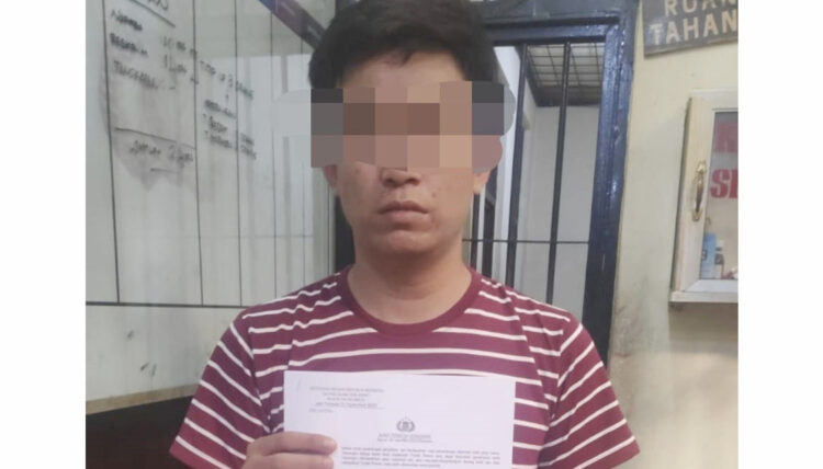 Marketing Tilap Uang Perusahaan Rp 60 Juta, Dihabiskan untuk Traktir Teman dan Keluarga 1 GELAPKAN UANG— Pelaku A yang menggelapkan uang perusahaan diamankan di Mapolres Payakumbuh.