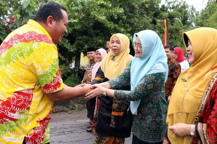 SAMBUT—Sekretaris Daerah Kota Pariaman, Yota Balad, saat menyambut tim  verifikasi pusat dalam rangka penilaian Kabupaten/Kota Sehat (KKS) Tim Verifikasi Pusat Sambangi Desa Marunggi Dalam Penilaian KKS 2023.