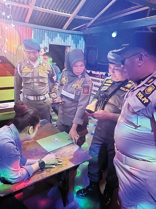 OPERASI PEKAT— Tim gabungan menggelar operasi pekat di beberapa lokasi di Kabupaten Agam, Minggu (24/9).