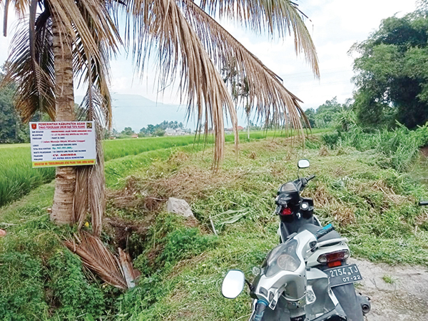 REKONSTRUKSI JALAN— Plang lokasi rekonstruksi jalan menuju objek wisata Linggai Park yang menelan anggaran hingga Rp942 juta.