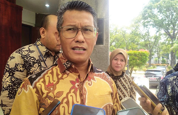 KETERANGAN PERS— Staf Khusus Kementerian Perindustrian (Kemenperin-RI) Bidang hukum dan Pengawasan asal Sumbar, Febri Hendri Antoni memberikan keterangan kepada wartawan usai memberikan kuliah umum di Unand, Senin (4/9).