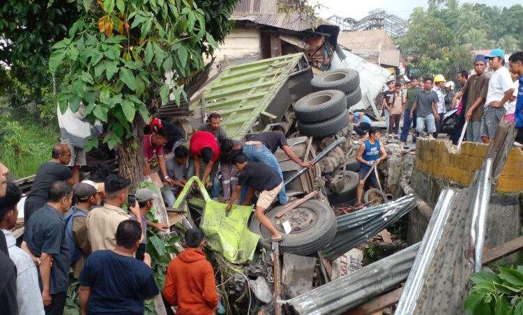 KECELAKAAN— Evakuasi sopir dan kernet truk bermuatan batu bara yang menabrak enam warung di Simpang Karang Putih, Kelurahan Indarung, Kecamatan Lubuk Kilangan.