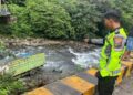 Truk Bermuatan Pakan Ayam Terjun ke Jurang Silaing, Sopir dan Kernet Terluka 11 Truk Bermuatan Pakan Ayam Terjun ke Jurang Silaing, Sopir dan Kernet Terluka