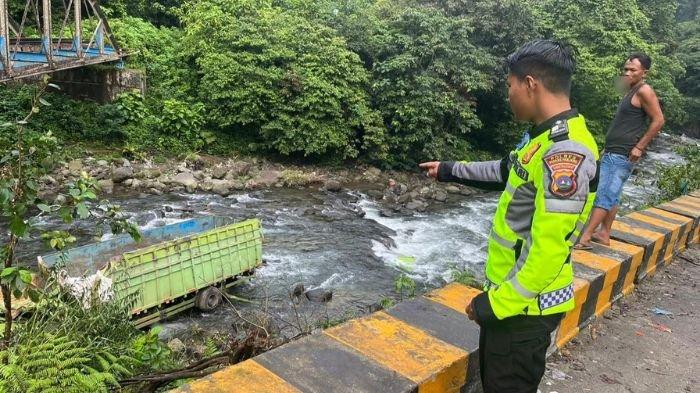 Truk Bermuatan Pakan Ayam Terjun ke Jurang Silaing, Sopir dan Kernet Terluka 1 MASUK JURANG— Kondisi truk bermuatan pakan ayam yang masuk jurang di Silaiang Kariang, Kabupaten Tanahdatar.