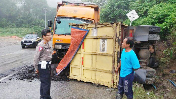 Truk Bermuatan Batu Bara Terbalik, Mengalami Rem Blong lalu Tabrak Truk Parkir 1 TERBALIK—Kondisi truk bermuatan batu bara yang terbalik di Sitinjau Lauik, Padang.