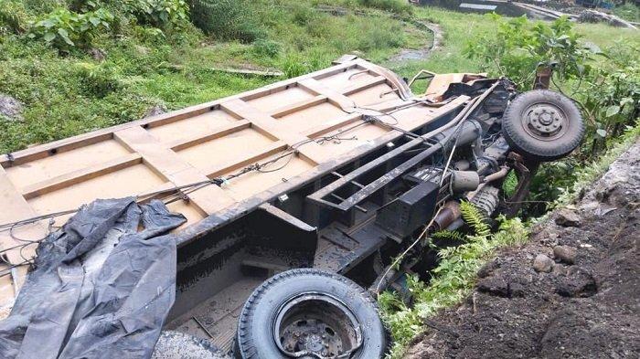 Rem Blong, Truk Bermuatan Barang Kelontong Masuk Jurang, Sempat Tabrak Avanza dan Pembatas Jalan 1 MASUK JURANG— Truk bermuatan barang kelontong masuk jurang di kawasan Baru Badukuang, Lembah Anai, Kecamatan X Koto, Tanahdatar.