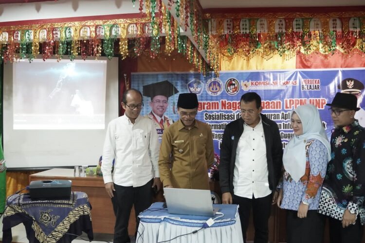 UNP Sosialisasikan dan Luncurkan Aplikasi Nagari Informatif 1 APLIKASI NAGARI—Bupati Limapuluh Kota Syafruddin bersama Rektor UNP Ganefri, meluncurkan aplikasi nagari informatif.