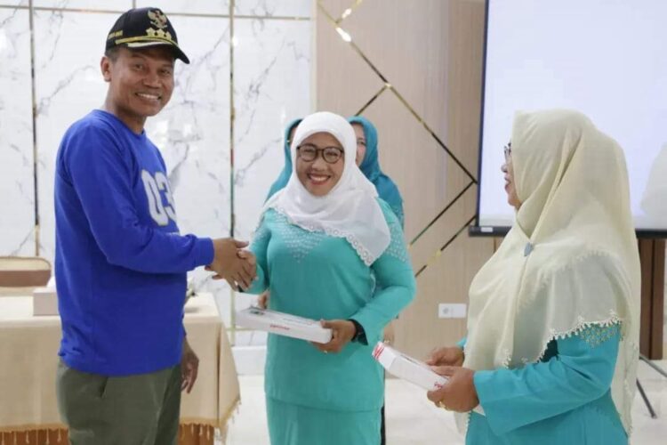 Ujung Tombak Pembangunan, Genius Umar Berikan Bantuan Kelompok Dasawisma, 1 SERAHKAN BANTUAN— Wali Kota Genius Umar serahkan bantuan trasportasi kepada anggota Dasawisma.
