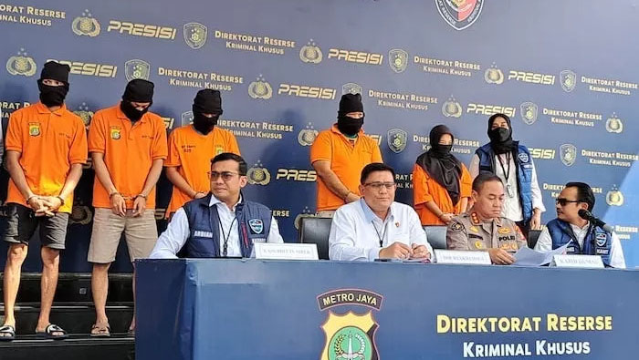 Polisi Bongkar Sindikat Rumah Produksi Film Porno, Sudah Bikin 120 Film 1 FILM PORNO— Subdit Siber Ditreskrimsus Polda Metro Jaya mengungkap sebuah rumah produksi yang membuat film porno dan menangkap lima orang tersangka.