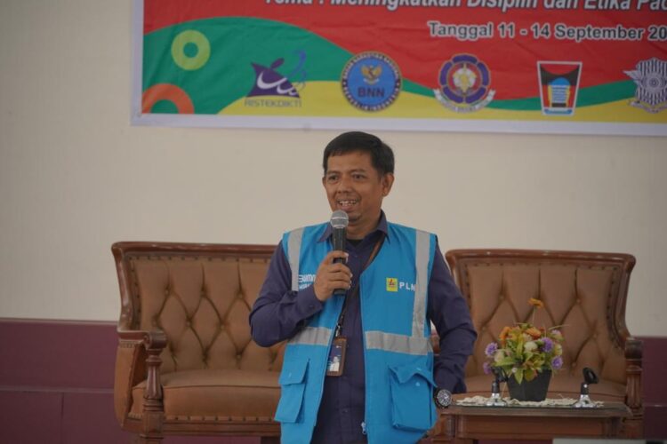 PLN Sumbar: Listrik Tidak Berwujud, Namun Sangat Penting dan Perlu Dikenali 1 SOSIALISASI— PLN Unit Induk Distribusi (UID) Sumatera Barat sambangi perguruan tinggi. Kali ini, sosialisasi diberikan kepada 200-an mahasiswa baru (Maba) Akademi Keuangan dan Perbankan Pembangunandan Sekolah Tinggi Ilmu Ekonomi Keuangan Perbankan dan Pembangunan (AKBP-STIE “KBP”).