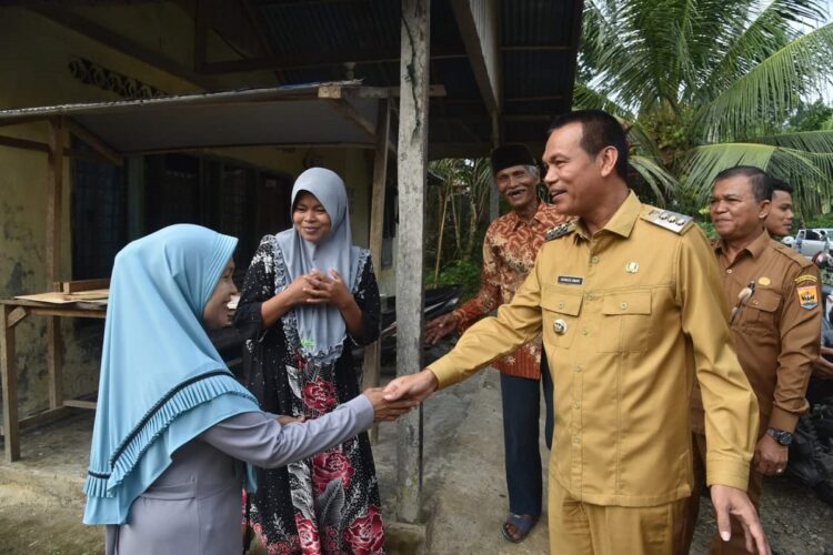 Korban Kebakaran di Padang Kunik Terima Bantuan 1 KORBAN KEBAKARAN— Wako Pariaman H Genius Umar salami korban kebakaran sekaligus menyerahkan bantuan, kemarin.