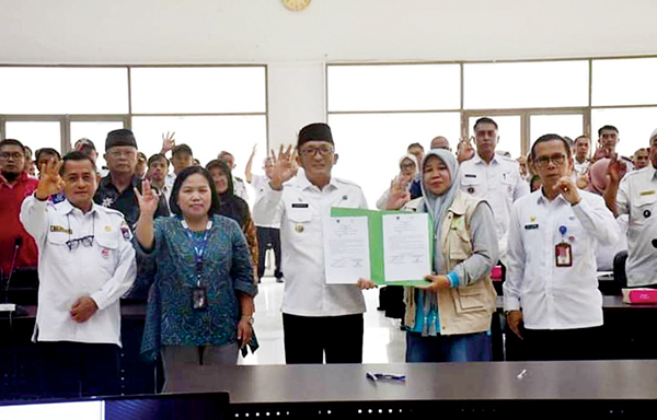 PENGELOLAAN SAMPAH— Wako Hendri Septa membuka Sosialisasi Pengelolaan Lingkungan Hidup Terkait Pengurangan Sampah di Balaikota Padang, Rabu (13/9).