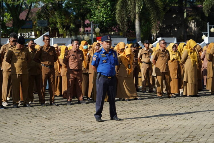 SAMBUTAN—Wakil Bupati Solok Selatan H. Yulian Efi berikan sambutan  saat apel pagi.