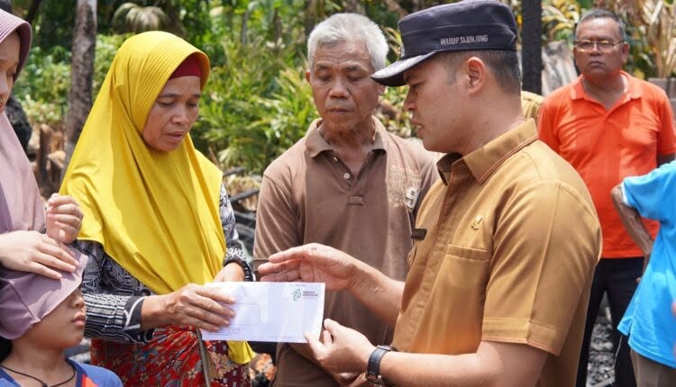 Serahkan Bantuan Korban Kebakaran, Wabup: Bentuk Kepedulian Pemkab Sijunjung 1 SERAHKAN BANTUAN—Wakil Bupati Sijunjung Iraddatillah serahkan bantuan untuk korban kebakaran di Jorong Koto Nagari Buluh Kasok, Kecamatan Lubuk Tarok.