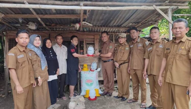 Dari Kemensos RI pada Masyarakat, Wabup Sijunjung Serahkan Bantuan Sosial 1 SERAHKAN BANTUAN— Wakil Bupati Sijunjung, Sumatera Barat, H. Iraddatillah menyerahkan
bantuan Asistensi Rehabilitasi Sosial (Atensi) dari Sentra Mulya Jaya Jakarta dari
Kementerian Sosial Republik Indonesia