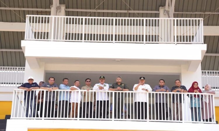 KUNJUNGI STADION —Wagub Sumbar Audy Joinaldy memgunjungi proyek Stadion Marah Adin Kota Solok.