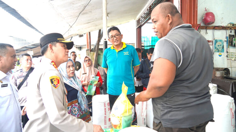 Wako Cek Harga Beras di Pasar Raya Padang 1 TINJAU HARGA PASAR— Wali Kota Padang Hendri Septa bersama Kapolresta Padang Kombes Pol Ferry Harahap, memantau harga beras dan barang pokok lainnya di Pasar Raya Padang, Rabu (13/9). Saat ini harga beras terus mengalami kenaikan meski stoknya aman di pasaran.