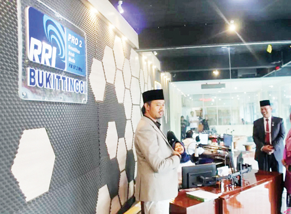 Terus Berinovasi Menyampaikan Informasi, Erman Safar Apresiasi RRI Bukittinggi 1 APRESIASI— Wako Erman Safar memberikan apresiasi kepada LPP RRI yang dinilai terus memberikan inovasi dalam penyampaian informasi ke masyarakat.