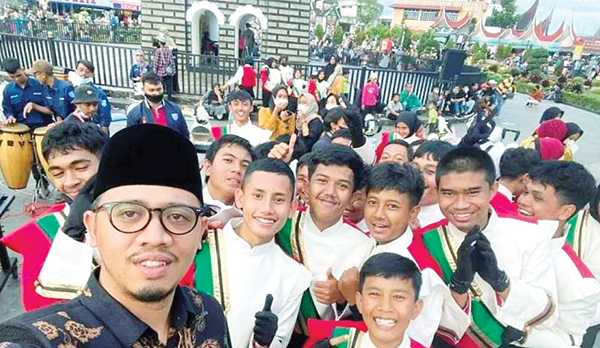 BERSWAFOTO — Wali Kota Bukittinggi Erman Safar berswafoto bersama dengan para pelajar di Kota Bukittinggi, beberapa waktu lalu.