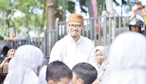 EKSPLOITASI ANAK— Wali Kota Bukittinggi, Erman Safar menemukan secara tidak sengaja dua anak perempuan yang diduga diekploitasi kedua orangtuanya untuk disuruh meminta-minta di sebuah titik keramaian di daerah setempat.