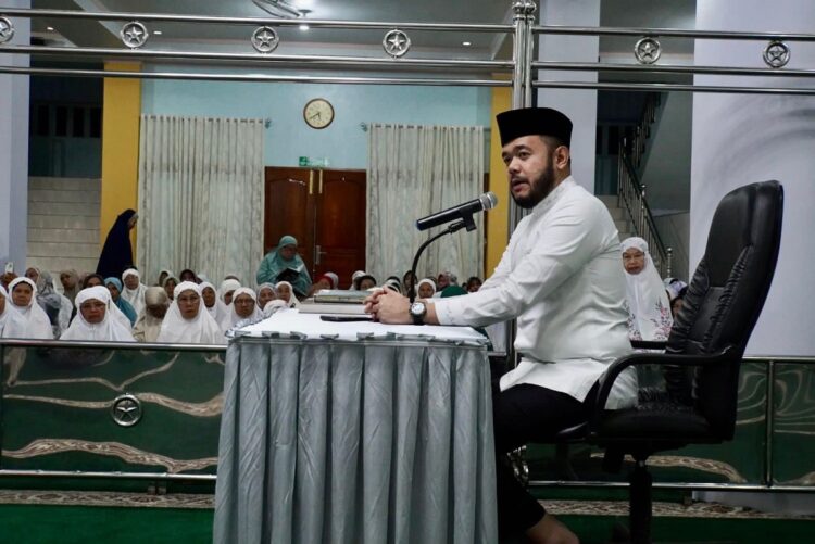 Fadly Amran Puji Konsistensi Subuh Mubarakah di Masjid Nurul Amri 1 SUBUH MUBARAKAH—Wali Kota, H. Fadly Amran, BBA Datuak Paduko Malano pada subuh Mubarakah di Masjid Nurul Amri, Minggu (17/9) merupakan kunjungan di penghujung masa jabatannya.