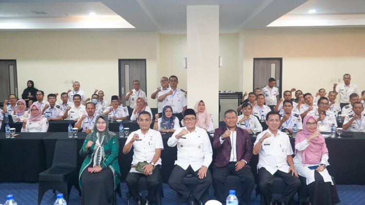 PELATIHAN PUBLIK SPEAKING— Wako Padang Hendri Septa bersama para lurah saat kegiatan pelatihan publik speaking, Rabu (20/9).