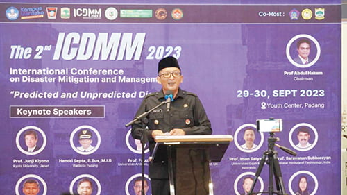 Wako Paparkan Upaya Padang Bertahan dan Hadapi Bencana 1 INTERNATIONAL CONFERENCE— Wali Kota Padang Hendri Septa menyampaikan materi bagaimana upaya Kota Padang dalam bertahan dan menghadapi bencana selama 14 tahun terakhir, saat International Conference on Disaster Mitigation and Management (ICDMM), di Gedung Youth Center, Jumat (29/9).