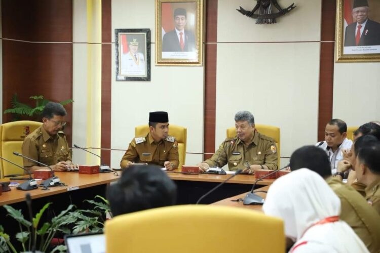 PIMPIN RAPAT— Wali Kota Solok Zul Elfian saat memimpin rapat monitoring dan evaluasi penanganan stunting.