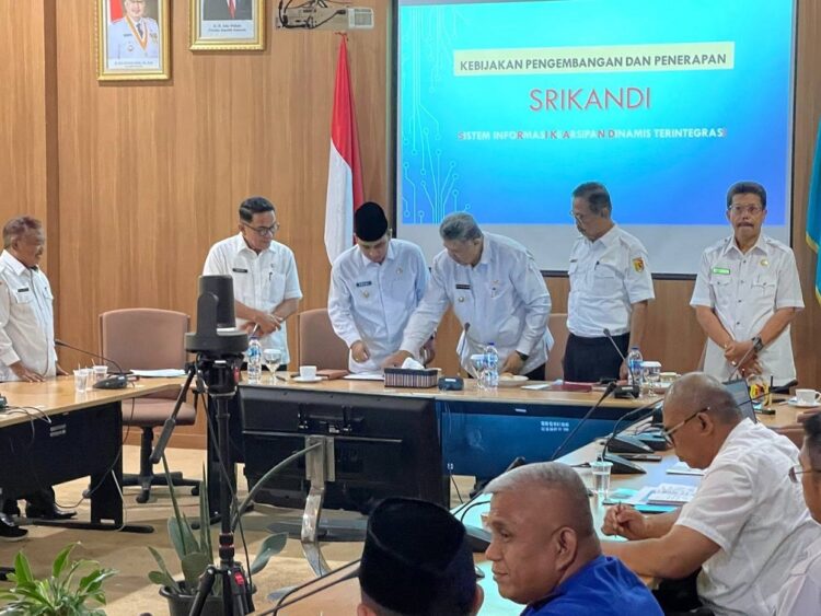Dinas Perpustakaan dan Kearsipan, Kenalkan Aplikasi SRIKANDI pada Wako 1 UJI COBA—Wali kota Solok Zul Elfian saat mencoba aplikasi SRIKANDI.