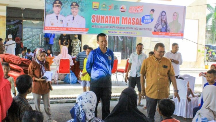 SAMBUTAN—Wali Kota Pariaman H Genius Umar didampingi Ketua LKKS Kota Pariaman, Ny.Lucyanel Genius berikan sambutan.