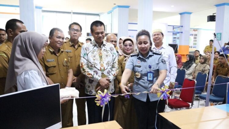 RESMIKAN LAYANAN AHU— Wali Kota Pariaman H Genius Umar meresmikan dan membuka pelayanan Administrasi Hukum Umum (AHU) dan Merek di Mall Pelayanan Publik (MPP), untuk mempermudah layanan kepada masyarakat.